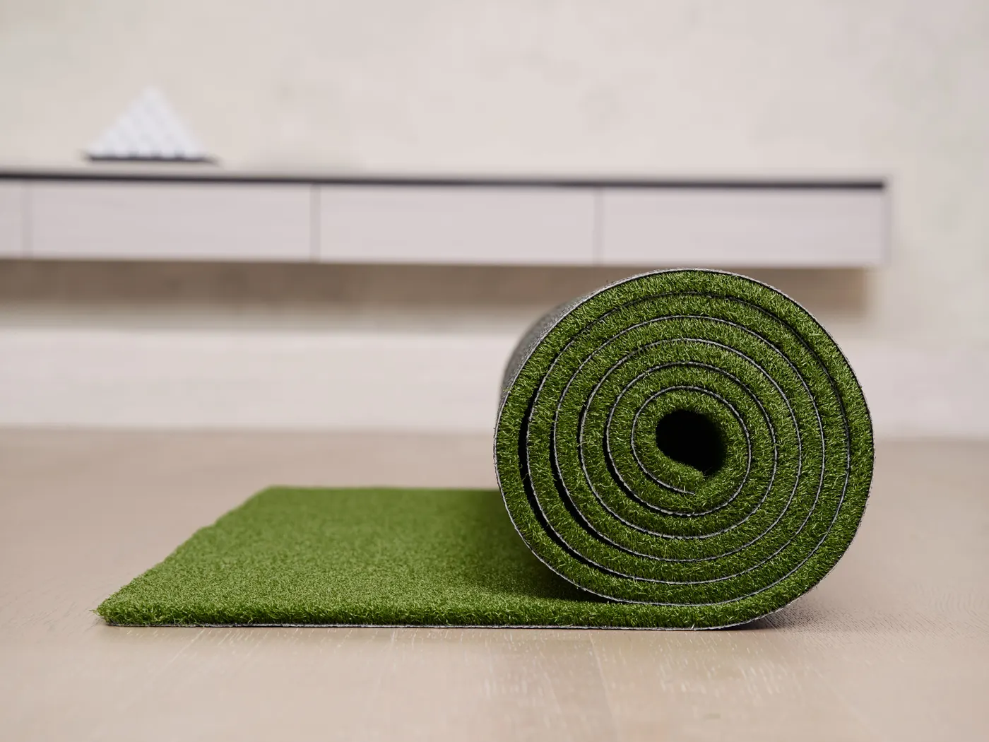 Roll of short-pile putting green turf